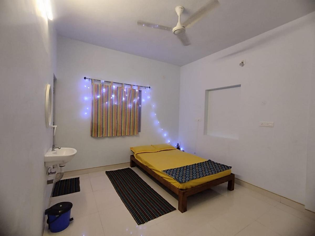 אורוויל Funk Monk Hostel מראה חיצוני תמונה