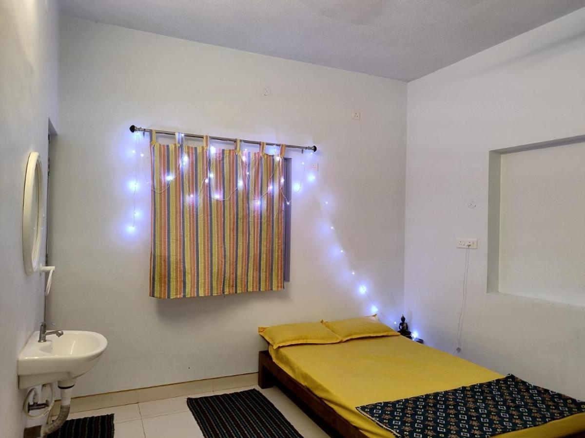 אורוויל Funk Monk Hostel מראה חיצוני תמונה