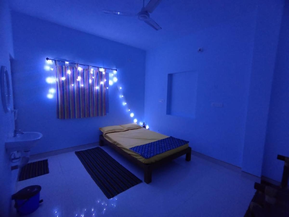 אורוויל Funk Monk Hostel מראה חיצוני תמונה