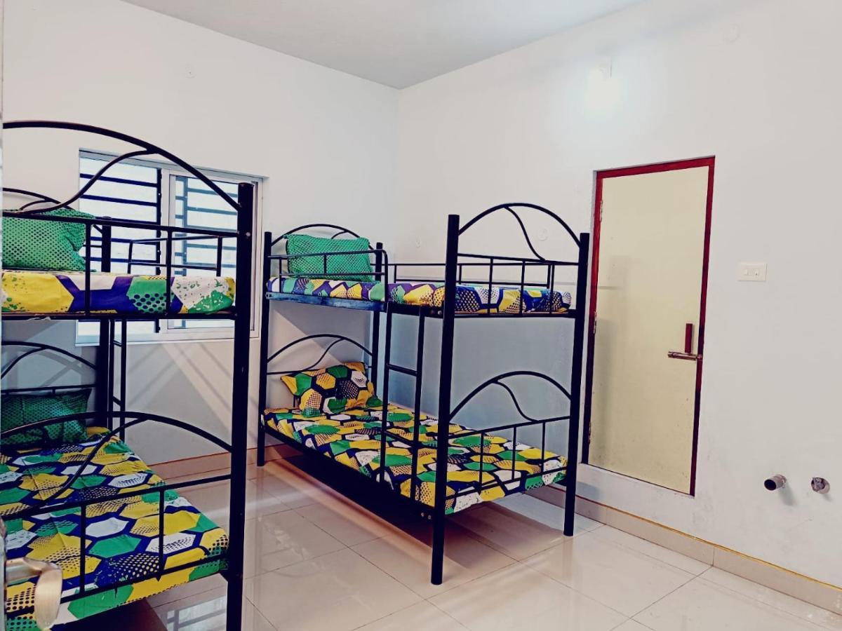 אורוויל Funk Monk Hostel מראה חיצוני תמונה