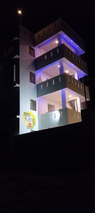 אורוויל Funk Monk Hostel מראה חיצוני תמונה