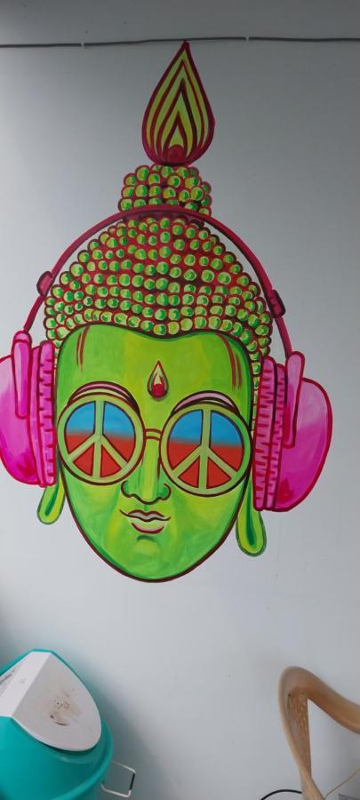 אורוויל Funk Monk Hostel מראה חיצוני תמונה